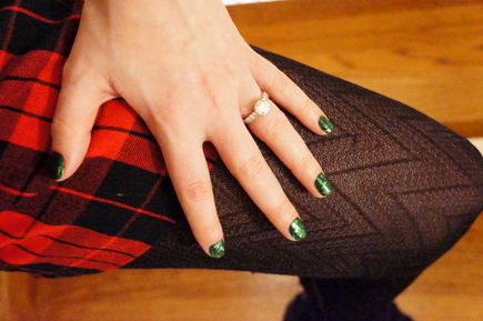 green holiday nails 