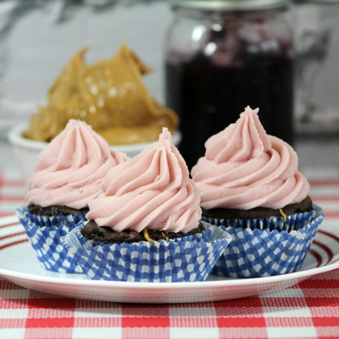 peanut butter and jelly raspberry cupcakes recipe - great for kids 