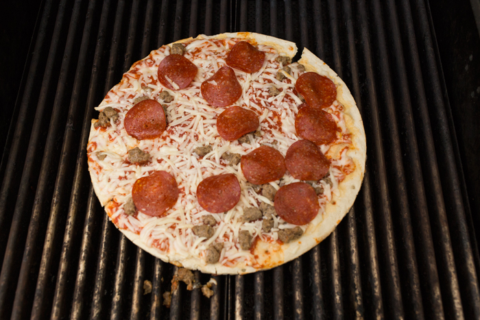 grilling-pizza