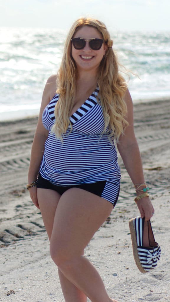 Bathing-Suits-for-Curvy-women-with-a-stomach-and-stretch-marks
