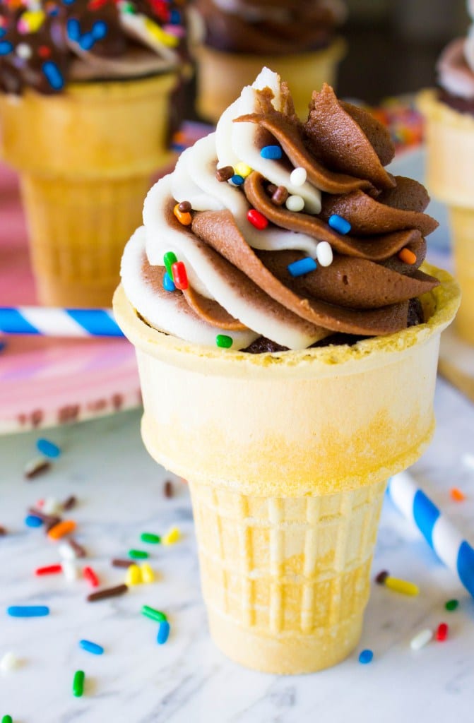 Ice cream cupcakes recipe made vanilla and chocolate in the ice cream cone 