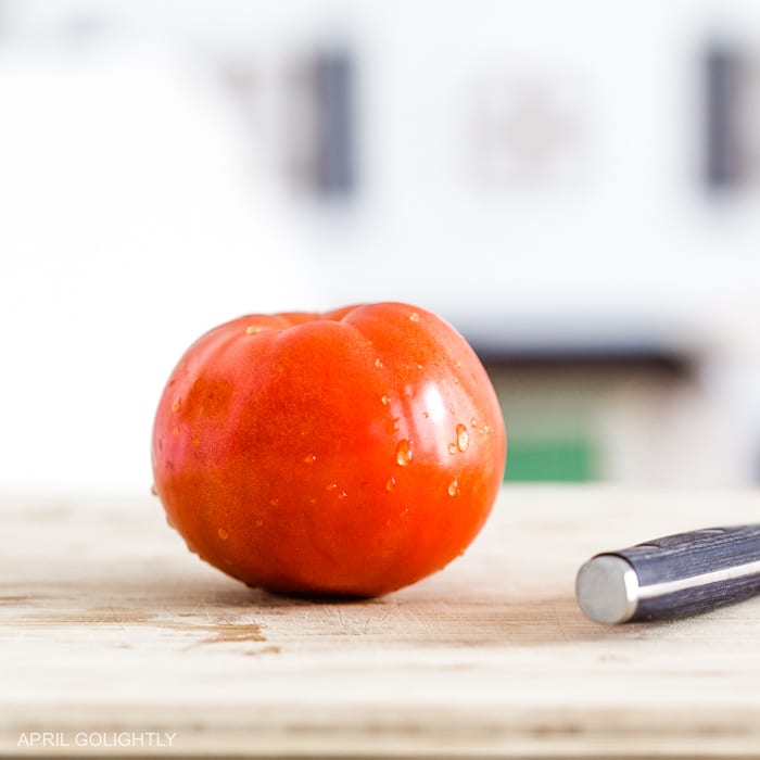 slicing tomatoes 